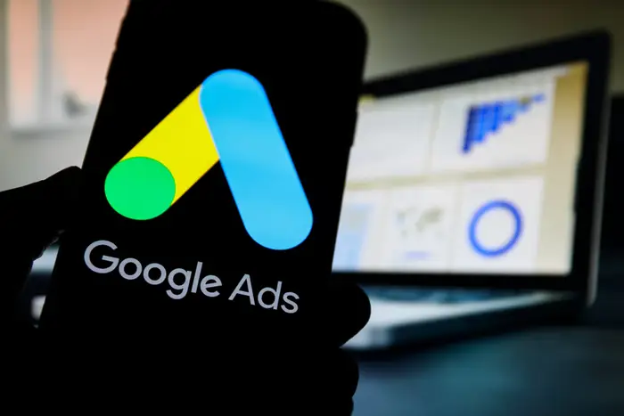 Google Ads bagi Bisnis, Ilustrasi seseorang membuka aplikasi Google Ads