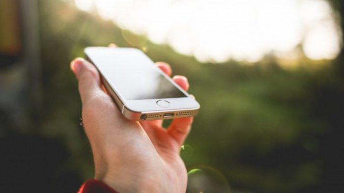 Cara Mengeluarkan Air dari Speaker HP, Jemur HP di Tempat Sejuk (Jangan Langsung Kena Matahari!)