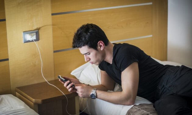 Kesehatan Baterai HP Realme, bahaya menggunakan hape saat hp di-charge