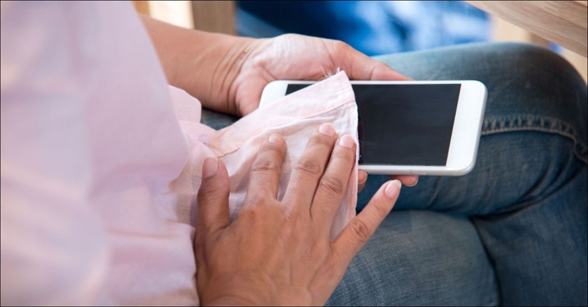 Cara Mengeluarkan Air dari Speaker HP, Gunakan Kain Mikrofiber atau Tisu