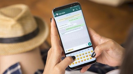 Gambar 1. Cara mengembalikan chat whatsapp yang terhapus