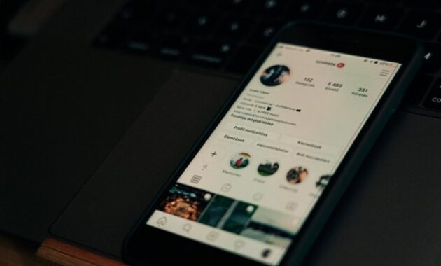 Gambar 2. Cara melihat instagram kita di HP Android & IOS