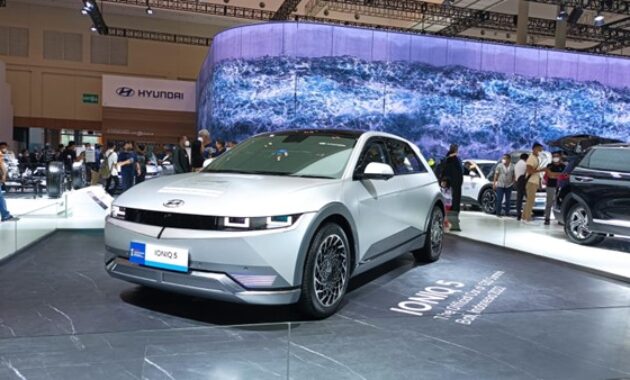 Gambar 1. Mobil Listrik (EV) Capai 25% Pangsa Pasar Global