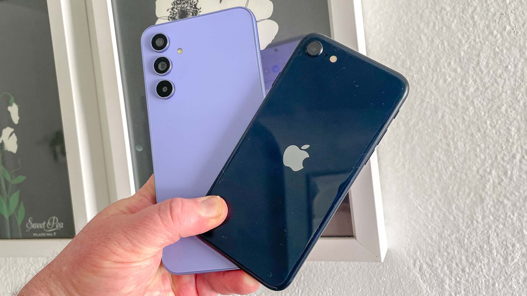 Harga Samsung Galaxy A54 5G, Samsung Galaxy A54 5G vs iPhone SE 2022 Mending Mana?