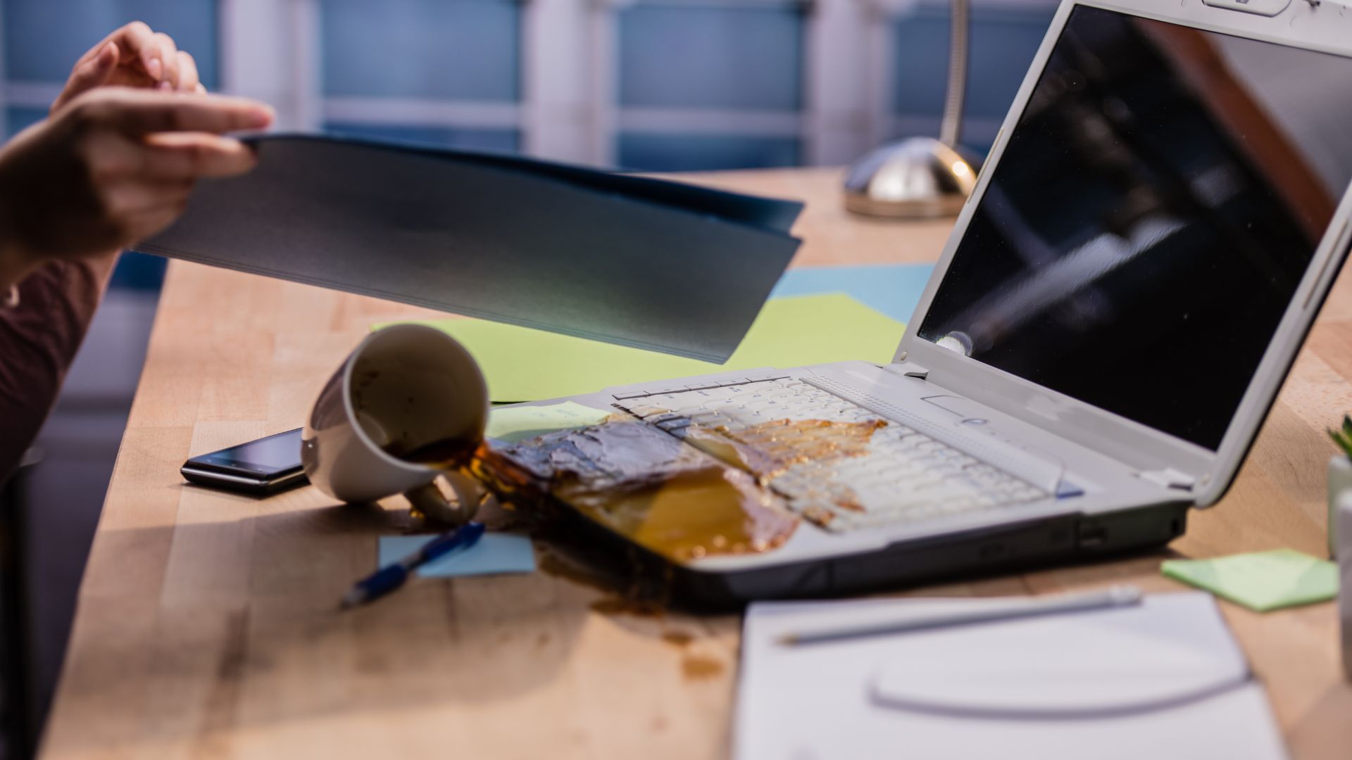 Cara Menghidupkan Laptop, Laptop Ketumpahan Air? Jangan Langsung Dinyalain!