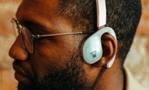 Gambar 1. Earable (Wearable di telinga)