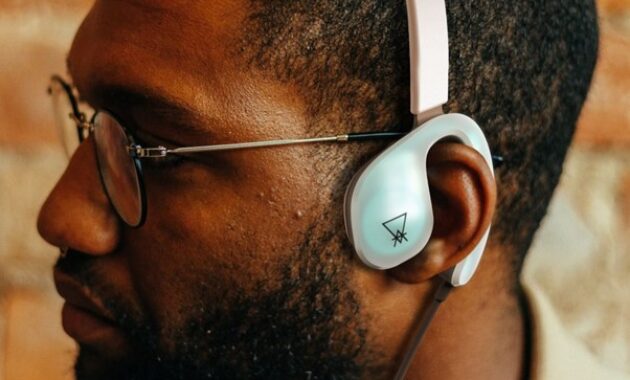 Gambar 1. Earable (Wearable di telinga)