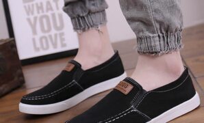Gambar 1. Sepatu sneakers original tokopedia