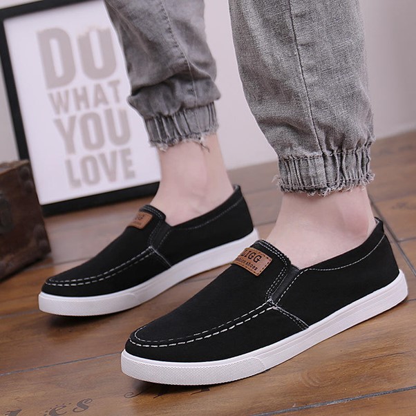 Gambar 1. Sepatu sneakers original tokopedia