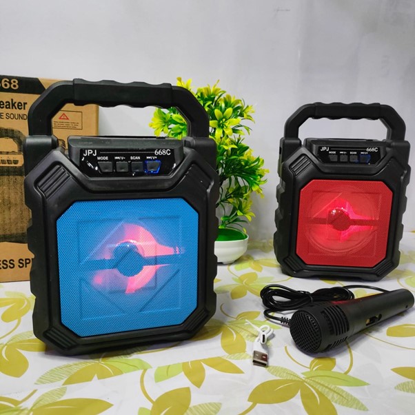 Gambar 1. Speaker karaoke mini di rumah
