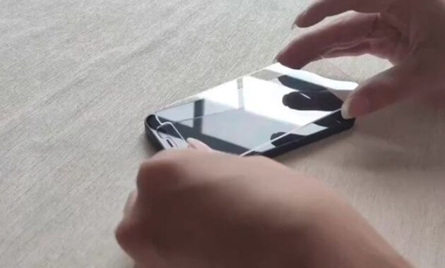 Gambar 3. Cara pasang tempered glass anti spy yang anti gagal