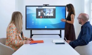 Gambar 1. Whiteboard digital touchscreen