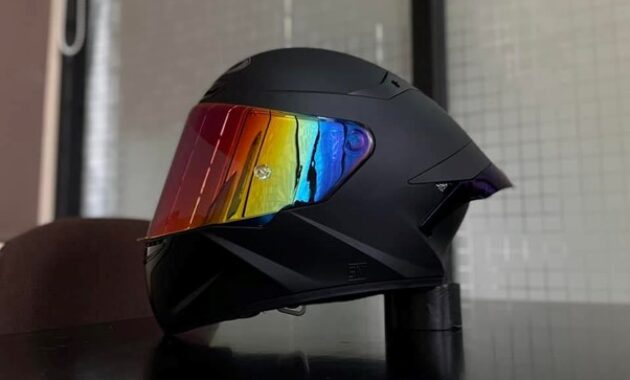Gambar 1. Helm full face premium
