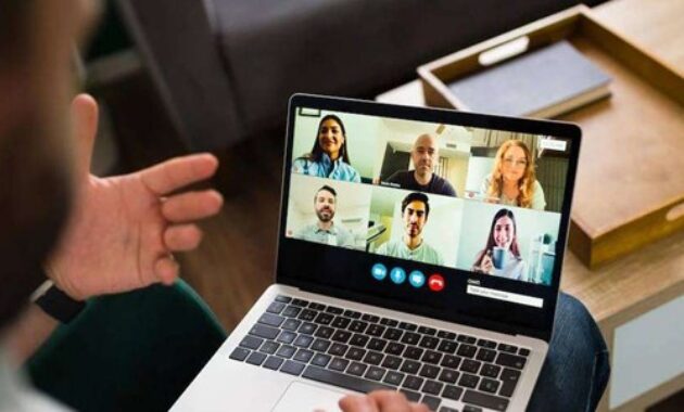 Gambar 1. Laptop zoom meeting lancar