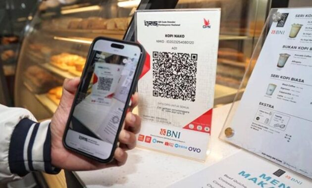 Gambar 1. Pembayaran digital QRIS dan integrasi IoT retail 2025