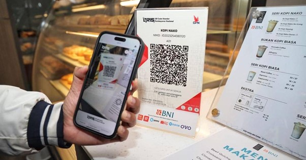 Gambar 1. Pembayaran digital QRIS dan integrasi IoT retail 2025