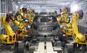 Gambar 1. Penerapan robotik di industri manufaktur modern