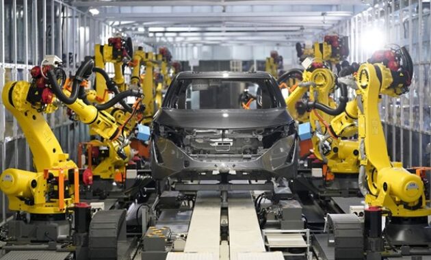 Gambar 1. Penerapan robotik di industri manufaktur modern