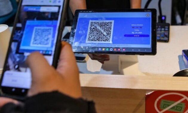 Gambar 1. Pembayaran digital QRIS dan integrasi IoT retail 2025