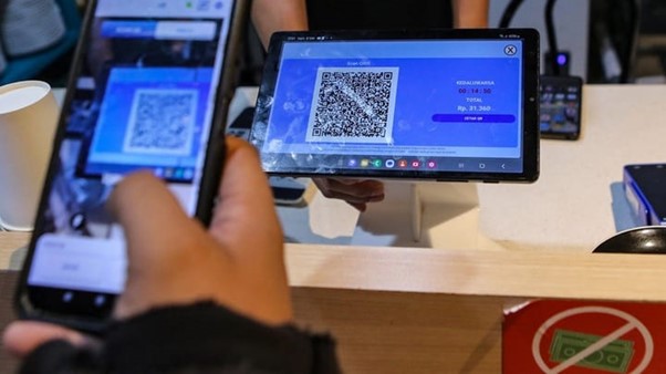 Gambar 1. Pembayaran digital QRIS dan integrasi IoT retail 2025