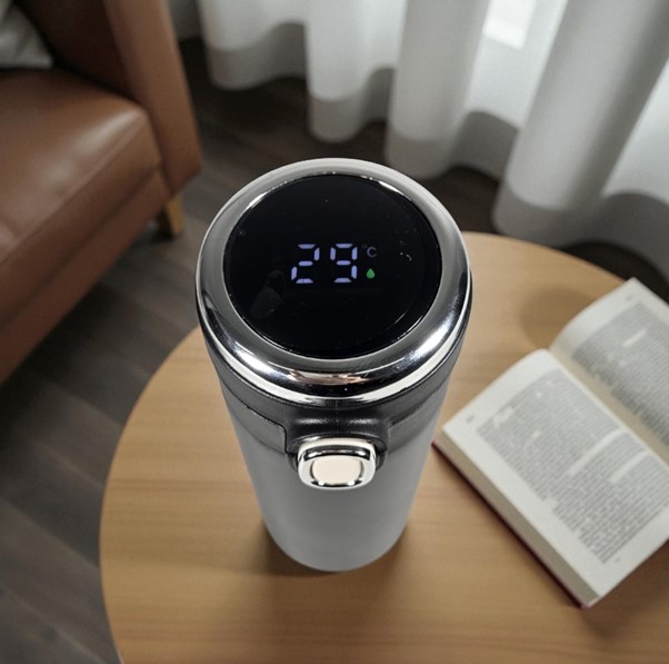 Gambar 1. Tumbler pintar dengan sensor suhu otomatis 2025