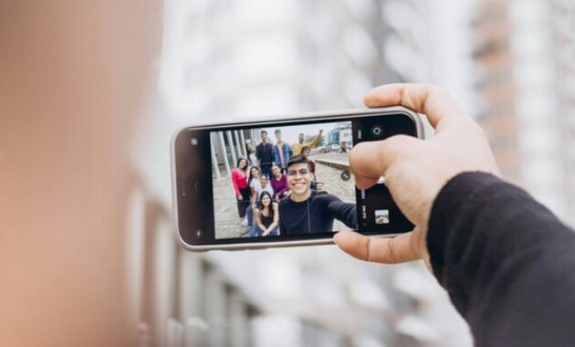 Gambar 2. Front Row Experience (Kamera Depan Vlogging dan Autofocus Cepat)