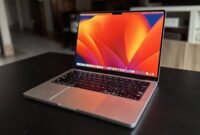 Gambar 1. Laptop dengan RAM besar dan SSD cepat terbaru