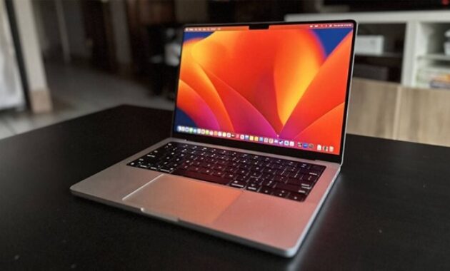 Gambar 1. Laptop dengan RAM besar dan SSD cepat terbaru