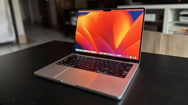 Gambar 1. Laptop dengan RAM besar dan SSD cepat terbaru