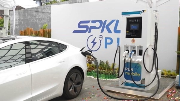 Gambar 1. Keunggulan mobil listrik dibanding mobil bensin